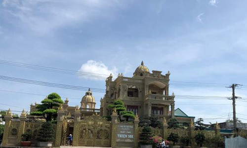 Cha con chu biet thu 