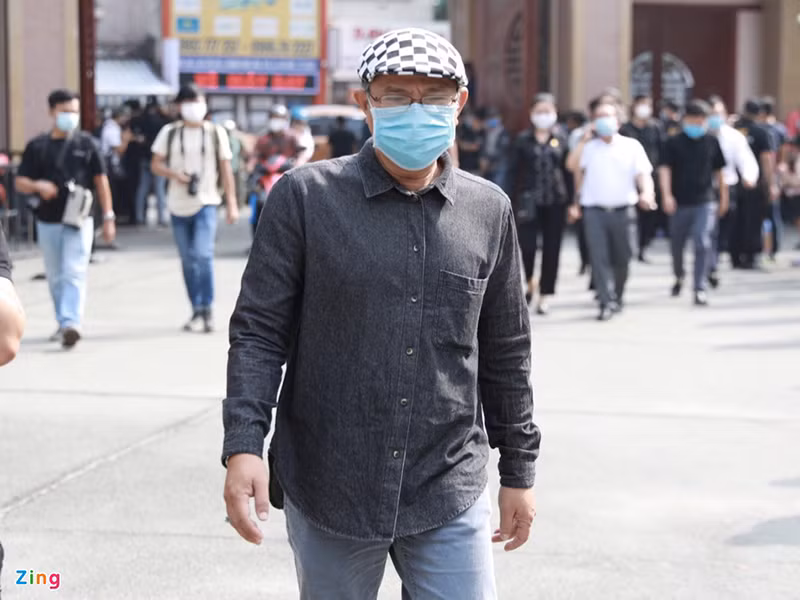 Nhiều nghệ sĩ cũng đến sớm để tiễn biệt nghệ sĩ Chí Tài. Trong ảnh là nghệ sĩ Trung Dân. Ảnh: Vietnamnet