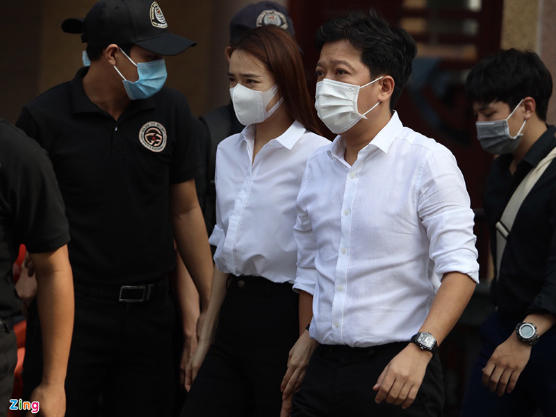 Vợ chồng Trường Giang - Nhã Phương tới sớm chờ viếng. Trong lúc chờ đợi, Trường Giang bật khóc, đứng không vững. Ảnh: Zing