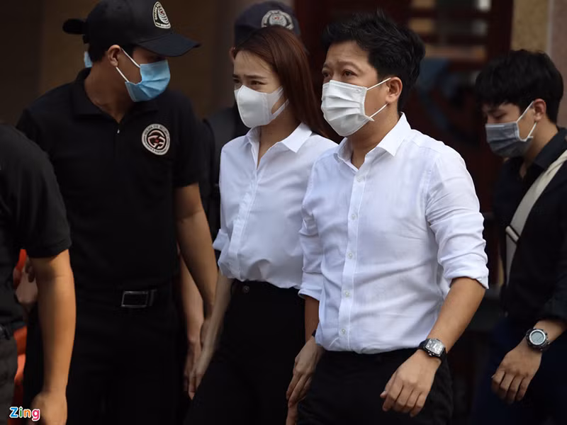 Vợ chồng Trường Giang - Nhã Phương tới sớm chờ viếng. Trong lúc chờ đợi, Trường Giang bật khóc, đứng không vững. Ảnh: Zing