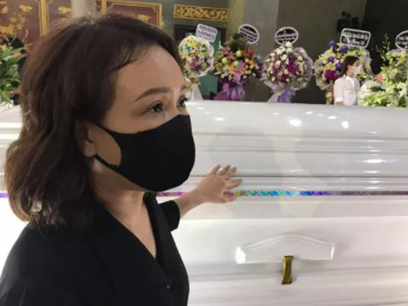 Việt Hương không giấu được sự đau buồn trong lễ tang nghệ sĩ Chí Tài. Trong những ngày qua, cô cùng Hoài Linh đứng ra lo tang lễ giúp bà xã của Chí Tài đang ở Mỹ, không thể về Việt Nam. Ảnh: Người lao động