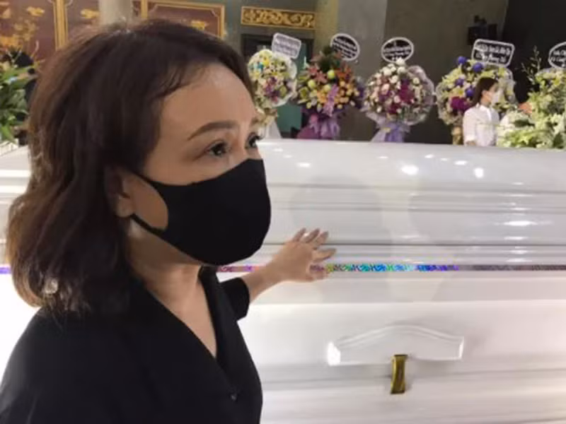 Việt Hương không giấu được sự đau buồn trong lễ tang nghệ sĩ Chí Tài. Trong những ngày qua, cô cùng Hoài Linh đứng ra lo tang lễ giúp bà xã của Chí Tài đang ở Mỹ, không thể về Việt Nam. Ảnh: Người lao động