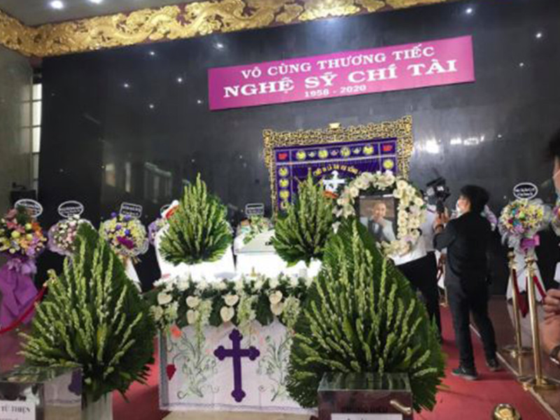 Khoảng 10h, các nghệ sĩ vào viếng nghệ sĩ Chí Tài. Ảnh: Người lao động
