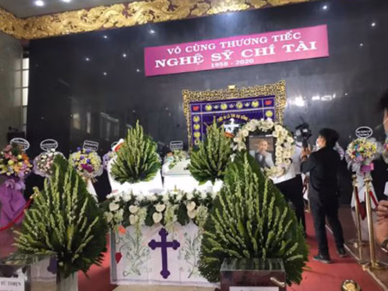 Khoảng 10h, các nghệ sĩ vào viếng nghệ sĩ Chí Tài. Ảnh: Người lao động