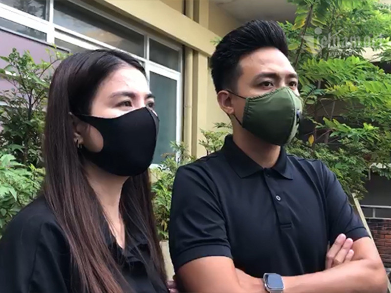 Vợ chồng Thanh Duy - Kha Ly cũng đến viếng nghệ sĩ Chí Tài. Kha Ly chia sẻ trên Vietnamnet, việc danh hài Chí Tài qua đời đột ngột khiến cô nhớ đến nghệ sĩ Anh Vũ cách đây hơn 1 năm cũng qua đời rất bất ngờ. Ảnh: Vietnamnet