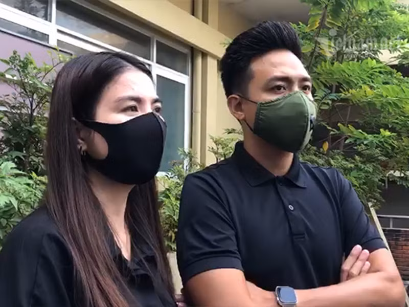 Vợ chồng Thanh Duy - Kha Ly cũng đến viếng nghệ sĩ Chí Tài. Kha Ly chia sẻ trên Vietnamnet, việc danh hài Chí Tài qua đời đột ngột khiến cô nhớ đến nghệ sĩ Anh Vũ cách đây hơn 1 năm cũng qua đời rất bất ngờ. Ảnh: Vietnamnet