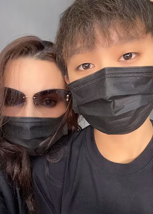 Phi Nhung đến viếng nghệ sĩ Chí Tài. Nữ ca sĩ tâm sự: “Em đã có mặt với anh cùng con trai Hồ Văn Cường”.