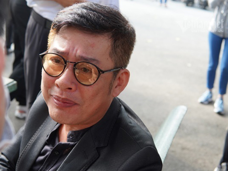 Nghệ sĩ Tấn Beo chia sẻ khi có mặt tại tang lễ: “Cho đến lúc này tôi vẫn không tin anh Tài ra đi. Cả 2 anh em chúng tôi có nhiều cơ hội làm việc chung từ những ngày anh Tài từ hải ngoại về nước. Tình cảm giữa cả 2 như những người anh em ruột thịt. Hôm nay anh nằm xuống anh em nghệ sĩ tề tựu về đây tiễn đưa anh. Tôi tin anh sẽ mỉm cười nơi chín suối”. Ảnh: Vietnamnet