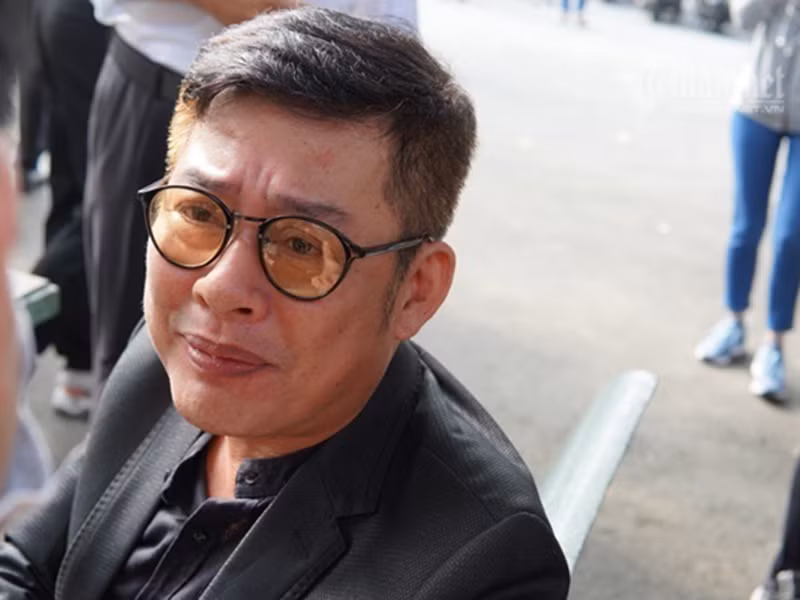 Nghệ sĩ Tấn Beo chia sẻ khi có mặt tại tang lễ: “Cho đến lúc này tôi vẫn không tin anh Tài ra đi. Cả 2 anh em chúng tôi có nhiều cơ hội làm việc chung từ những ngày anh Tài từ hải ngoại về nước. Tình cảm giữa cả 2 như những người anh em ruột thịt. Hôm nay anh nằm xuống anh em nghệ sĩ tề tựu về đây tiễn đưa anh. Tôi tin anh sẽ mỉm cười nơi chín suối”. Ảnh: Vietnamnet