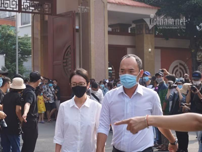 Vợ chồng Thu Trang - Tiến Luật đến sớm chờ viếng đàn anh. Ảnh: Vietnamnet