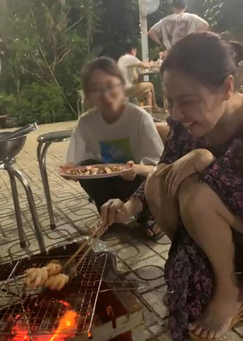 Sau đám cưới, Quý Bình livestream gia đình ăn uống ở ngoài trời. Bà xã của anh nhanh chóng trở thành tâm điểm. Ảnh: Yan