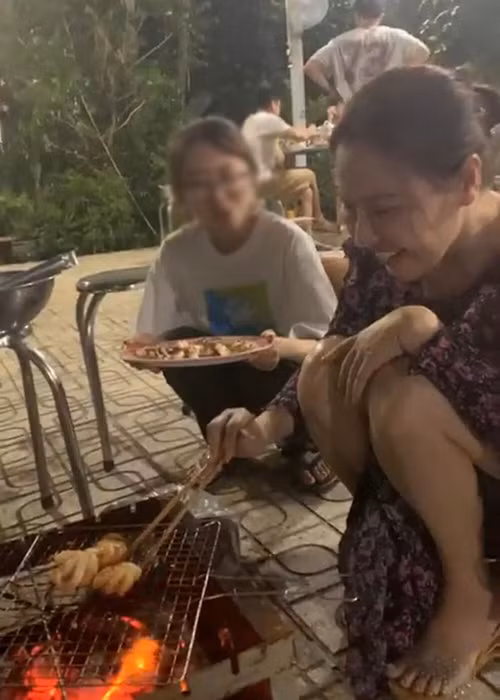 Sau đám cưới, Quý Bình livestream gia đình ăn uống ở ngoài trời. Bà xã của anh nhanh chóng trở thành tâm điểm. Ảnh: Yan