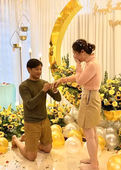 Quý Bình diện áo thun, quần short khi quỳ gối cầu hôn doanh nhân Ngọc Tiền. Hình ảnh này khiến không ít khán giả thích thú. Dưới bài đăng của Quý Bình, doanh nhân Ngọc Tiền bình luận lúc đó, cô cười trong hạnh phúc. Lập tức, nam diễn viên trêu vợ: "Vậy mà năm đó tôi tưởng cô ấy khóc".