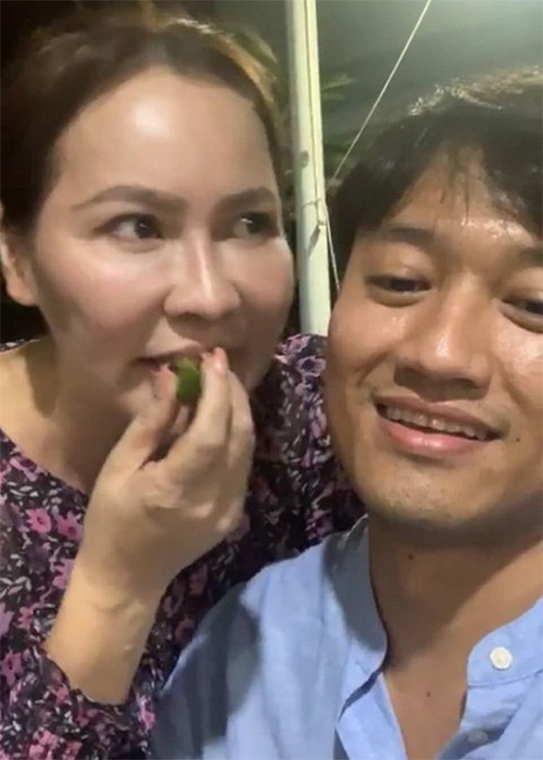 Đáng chú ý, trong clip, Quý Bình tiết lộ bà xã anh thích ăn xoài chua chấm mắm ruốc khiến một số người đặt nghi vấn doanh nhân Ngọc Tiền mang thai. Ảnh: Saostar
