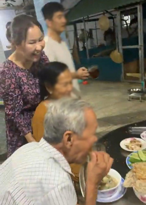 Khoảnh khắc nữ doanh nhân ôm mẹ chồng. Ảnh: Yan