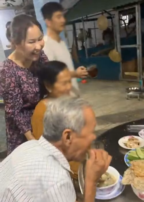 Khoảnh khắc nữ doanh nhân ôm mẹ chồng. Ảnh: Yan