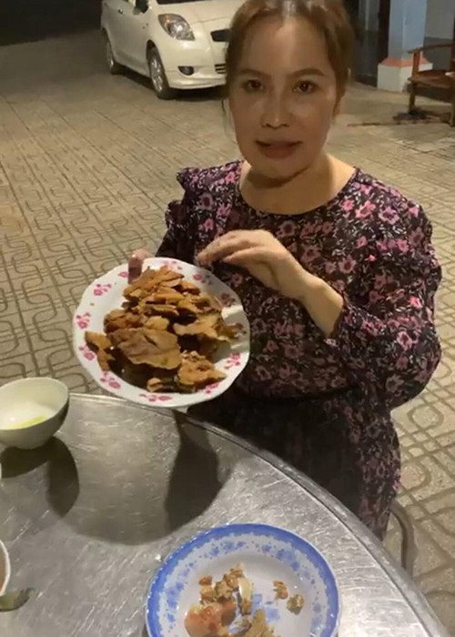 Doanh nhân Ngọc Tiền đảm đang khi vào bếp nấu nướng. Ảnh: Yan