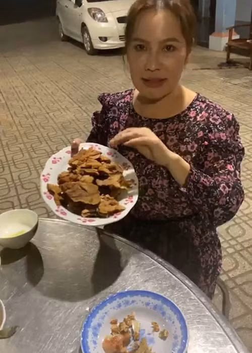 Doanh nhân Ngọc Tiền đảm đang khi vào bếp nấu nướng. Ảnh: Yan