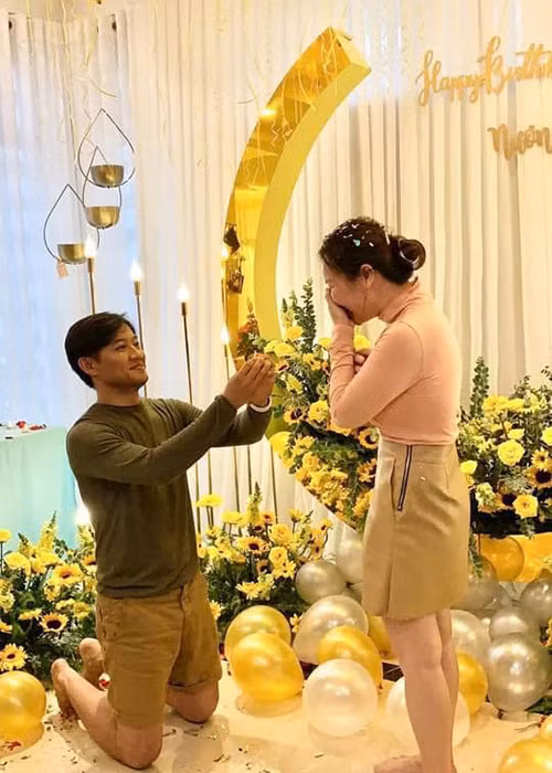 Quy Binh khoe hinh anh cau hon co 1-0-2 voi ba xa doanh nhan