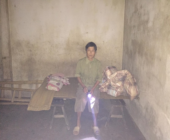 Noi thong kho cua me gia phai dung day xich sat troi con-Hinh-2