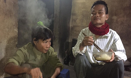 Noi thong kho cua me gia phai dung day xich sat troi con