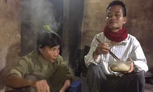 Noi thong kho cua me gia phai dung day xich sat troi con