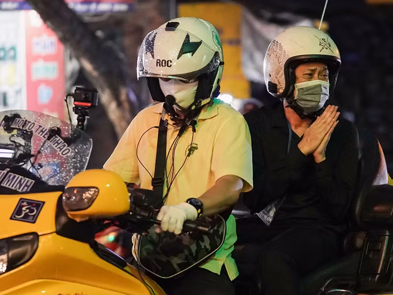 Khi đưa tiễn Chí Tài đến sân bay, Hoài Linh liên tục chắp tay cảm ơn khán giả. Ảnh: Zing