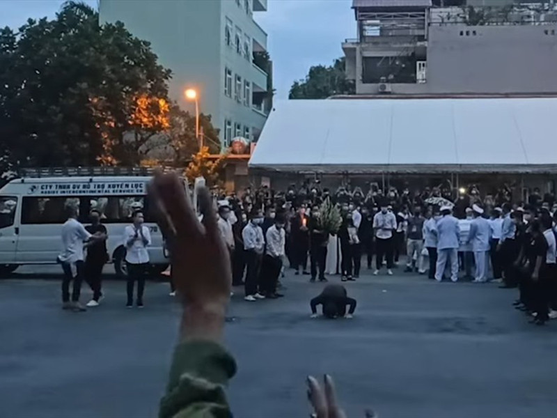 Trước khi linh cữu của nghệ sĩ Chí Tài rời nơi tổ chức tang lễ, Hoài Linh còn quỳ gối, cúi đầu cảm ơn mọi người đã đến tiễn biệt. Ảnh: Lao động