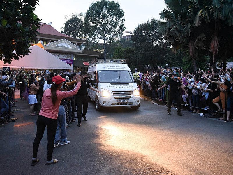 Nhiều khán giả có mặt trong tang lễ nghệ sĩ Chí Tài để tiễn đưa anh. Ảnh: Dân Việt