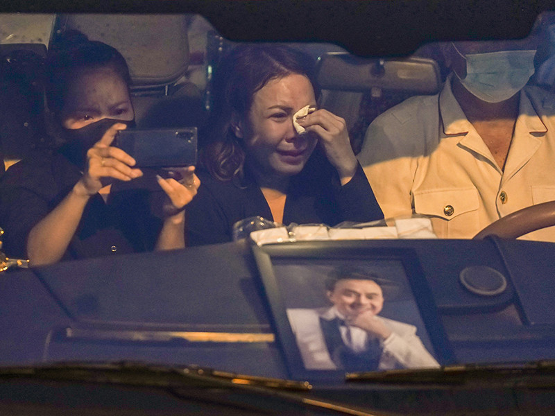 Cùng Hoài Linh lo tang lễ cho nghệ sĩ Chí Tài, Việt Hương nhiều lần bật khóc. Cô rất đau buồn vì sự ra đi đột ngột của người anh thân thiết. Ảnh: Zing