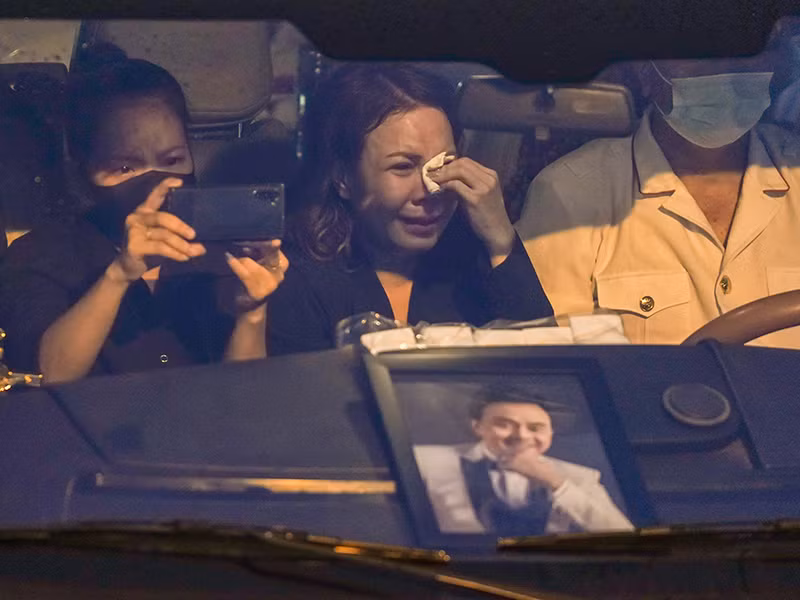 Cùng Hoài Linh lo tang lễ cho nghệ sĩ Chí Tài, Việt Hương nhiều lần bật khóc. Cô rất đau buồn vì sự ra đi đột ngột của người anh thân thiết. Ảnh: Zing