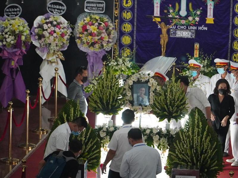 Mỗi vòng hoa chính là đại diện của những tập thể khác nhau như: vòng hoa của diễn viên, vòng hoa của ca sĩ, vòng hoa của anh em hậu đài, vòng hoa của giới nhạc sĩ nhạc công, vòng hoa của người hâm mộ. Không ít khán giả xúc động vì sự chu đáo của Hoài Linh. Ảnh: Lao động