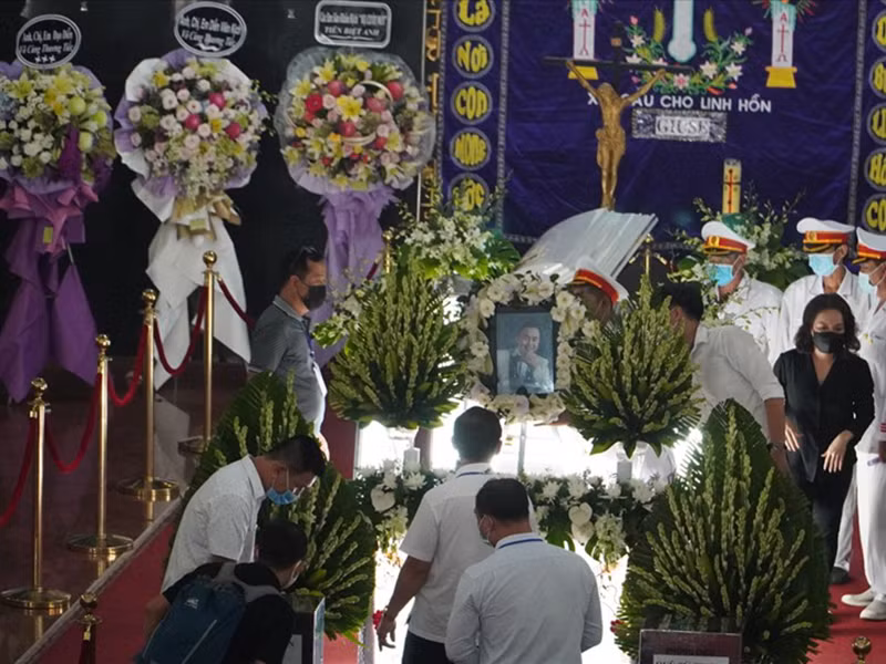 Mỗi vòng hoa chính là đại diện của những tập thể khác nhau như: vòng hoa của diễn viên, vòng hoa của ca sĩ, vòng hoa của anh em hậu đài, vòng hoa của giới nhạc sĩ nhạc công, vòng hoa của người hâm mộ. Không ít khán giả xúc động vì sự chu đáo của Hoài Linh. Ảnh: Lao động