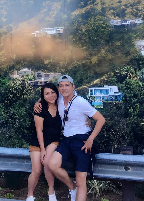 Nhờ dao kéo, gương mặt của bà xã Hoàng Anh trông thon gọn hơn hẳn.