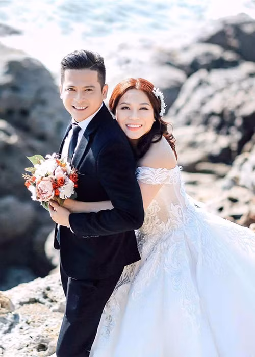 Khi mới kết hôn với Hoàng Anh, Quỳnh Như vốn bị chê kém sắc so với chồng. Vào thời điểm đó, nam diễn viên ra sức bảo vệ bà xã Việt kiều.