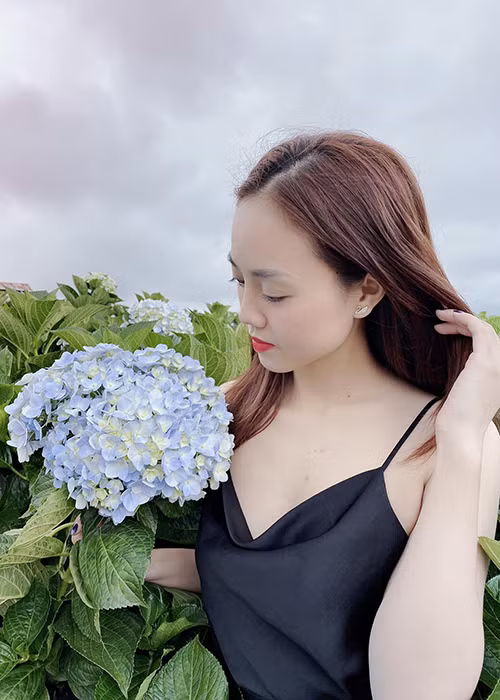 Ngọc Hà vừa xinh vừa đảm đang. Cô chăm chỉ vào bếp nấu nướng dù công việc làm báo khá bận rộn.