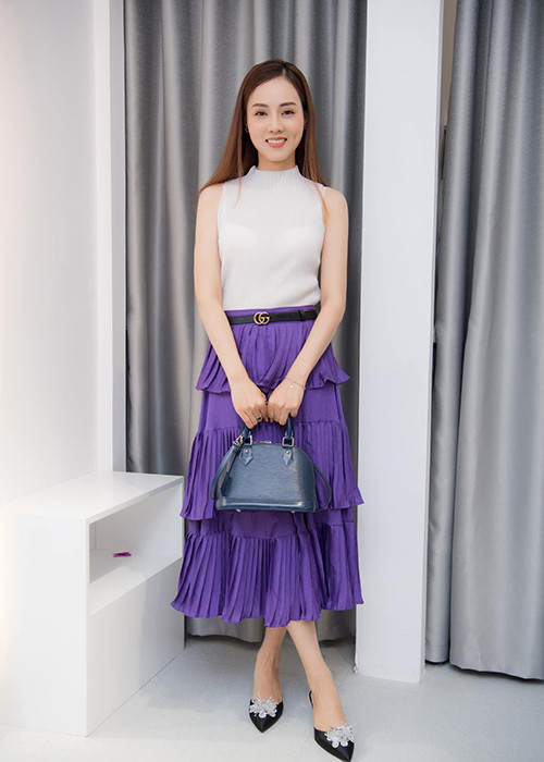 Bạn gái của Công Lý gắn liền với hình ảnh nhẹ nhàng, thanh lịch.