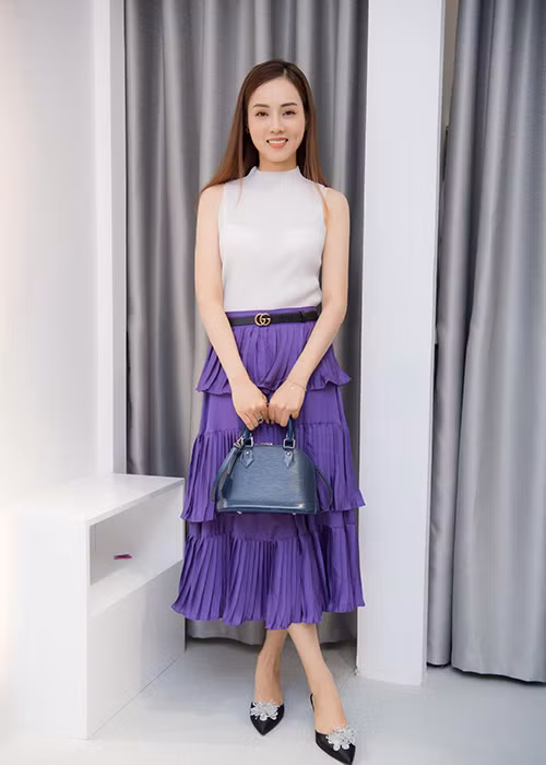 Bạn gái của Công Lý gắn liền với hình ảnh nhẹ nhàng, thanh lịch.