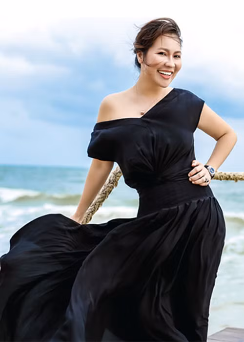 Doanh nhân Ngọc Tiền từng chia sẻ về chuyện tình cảm đổ vỡ và có người đồng hành vào năm 2019. "Trong hôn nhân, sự đổ vỡ đều đến từ hai phía với nhiều nguyên nhân. Bản thân tôi đã từng không may, nhưng sau phút mềm lòng thì gạt nước mắt đứng dậy và đi tiếp con đường đang dang dở với niềm tin ngày mai sẽ tốt hơn hôm nay. Vì thế tôi vẫn có người đồng hành luôn cảm thông, hiểu mình, chấp nhận cho tôi được làm doanh nghiệp, cho tôi bờ vai đủ rộng để tựa vào những lúc khó khăn nhất trong cuộc sống, trong kinh doanh", cô chia sẻ.