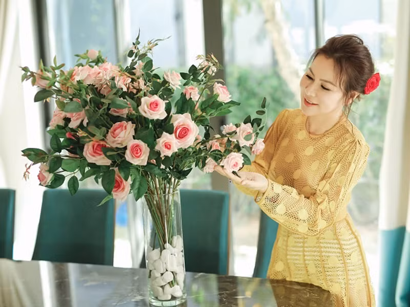 Trong cuộc phỏng vấn với Doanh nhân Sài Gòn năm 2019, vợ sắp cưới của Quý Bình cho biết, cô là một trong những người tiên phong đầu tư xây dựng các khu biệt thự, khu nghỉ dưỡng và nhà phố thương mại cao cấp cùng nhiều công trình lớn tại Phú Quốc vào thời điểm vùng đất này còn hoang sơ. Một số bè bạn, đồng nghiệp hay gọi Ngọc Tiền là “nữ doanh nhân” nhưng cô thích được gọi là “người dẫn đầu” hơn. Ảnh: Doanh nhân Sài Gòn