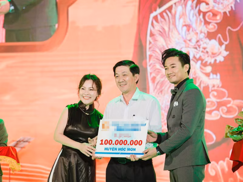 Khi có nghi vấn được bạn gái đại gia chống lưng việc thành lập công ty, Quý Bình phủ nhận. Ảnh: Zing