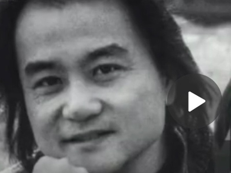 Đạo diễn kiêm chủ nhiệm bộ phận đối ngoại của hãng phim Hồ Bắc Thường Khải qua đời ở tuổi 55 tại bệnh viện ở thành phố Vũ Hán sau khi mắc COVID-19. Ngoài nam đạo diễn, căn bệnh còn cướp đi sinh mạng cha mẹ, chị gái của anh. Ảnh: Zing