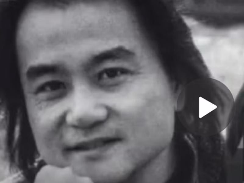 Đạo diễn kiêm chủ nhiệm bộ phận đối ngoại của hãng phim Hồ Bắc Thường Khải qua đời ở tuổi 55 tại bệnh viện ở thành phố Vũ Hán sau khi mắc COVID-19. Ngoài nam đạo diễn, căn bệnh còn cướp đi sinh mạng cha mẹ, chị gái của anh. Ảnh: Zing