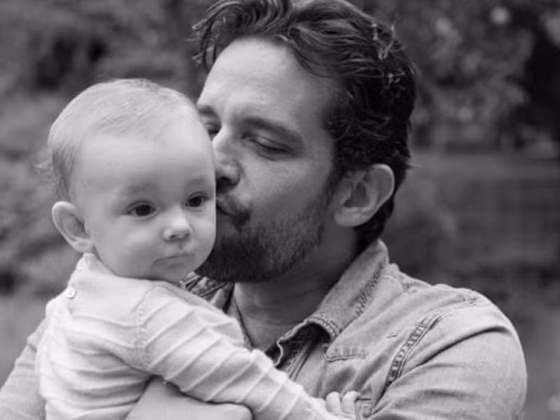 Hồi tháng 7, ngôi sao Broadway Nick Cordero cũng qua đời vì COVID-19. Anh ra đi ở tuổi 41, để lại vợ và con trai nhỏ. Ảnh: Tiền Phong