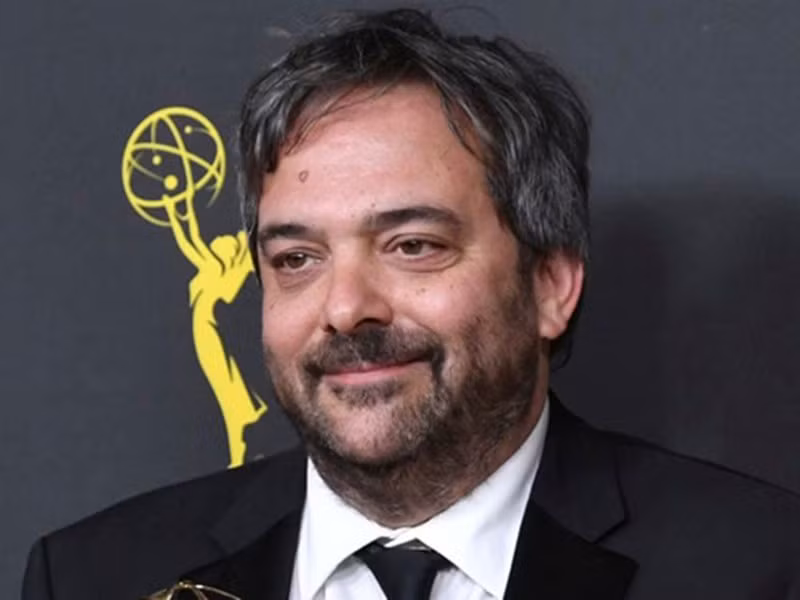 COVID-19 còn cướp đi sinh mạng của Adam Schlesinger. Nam ca sĩ, nhạc sĩ kiêm nhà sản xuất âm nhạc mất ở tuổi 53.