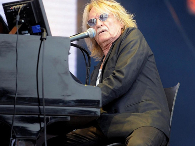 COVID-19 còn cướp đi sinh mạng của danh ca Pháp Christophe. Ông nhập viện hồi tháng 3 đến tháng 4 thì trút hơi thở cuối cùng ở tuổi 74. Ảnh: Teller Report