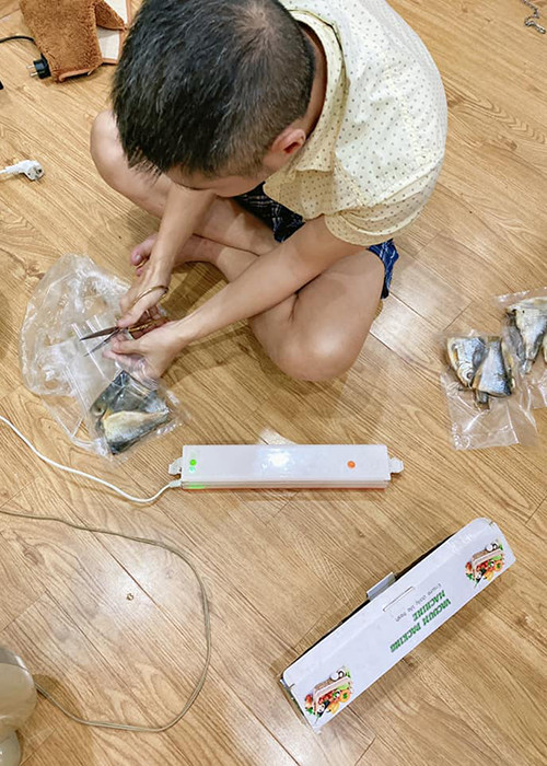 Trước đây, khán giả gần như chưa từng bắt gặp hình ảnh Công Lý rửa bát hay quét nhà ở đời thường.