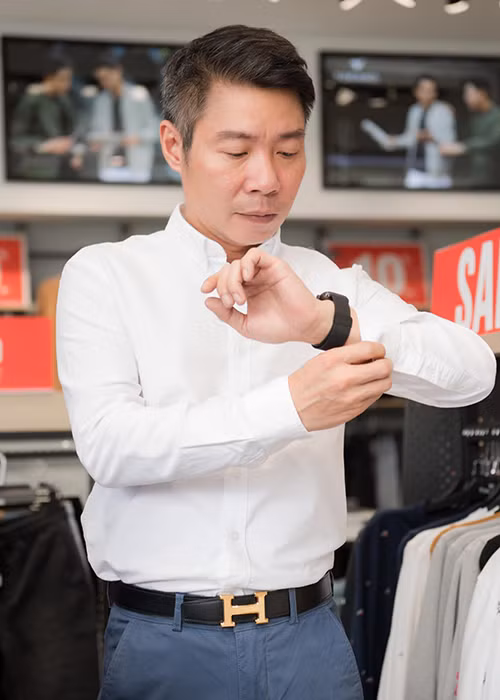 Nhờ sự tư vấn thời trang của bạn gái kém 15 tuổi, Công Lý ngày càng phong độ.