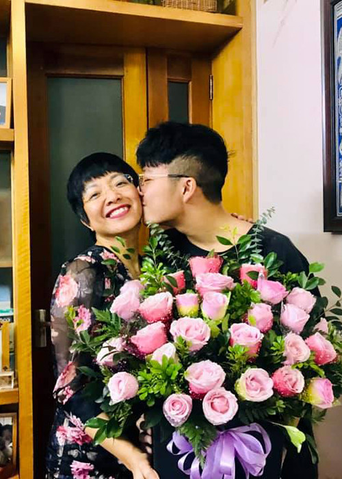 Con trai của nữ MC ngày càng trưởng thành, trở thành chỗ dựa vững chắc cho mẹ.