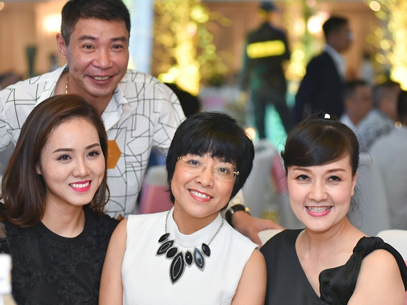 Thảo Vân không ngại thân thiết với Ngọc Hà - vợ sắp cưới của Công Lý. Ảnh: Người đưa tin